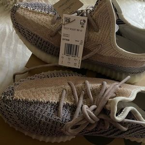 NEW YEEZY BOOST 350 V2 ADULTS SIZE 9 MEN ASH PEARL - Price firm
